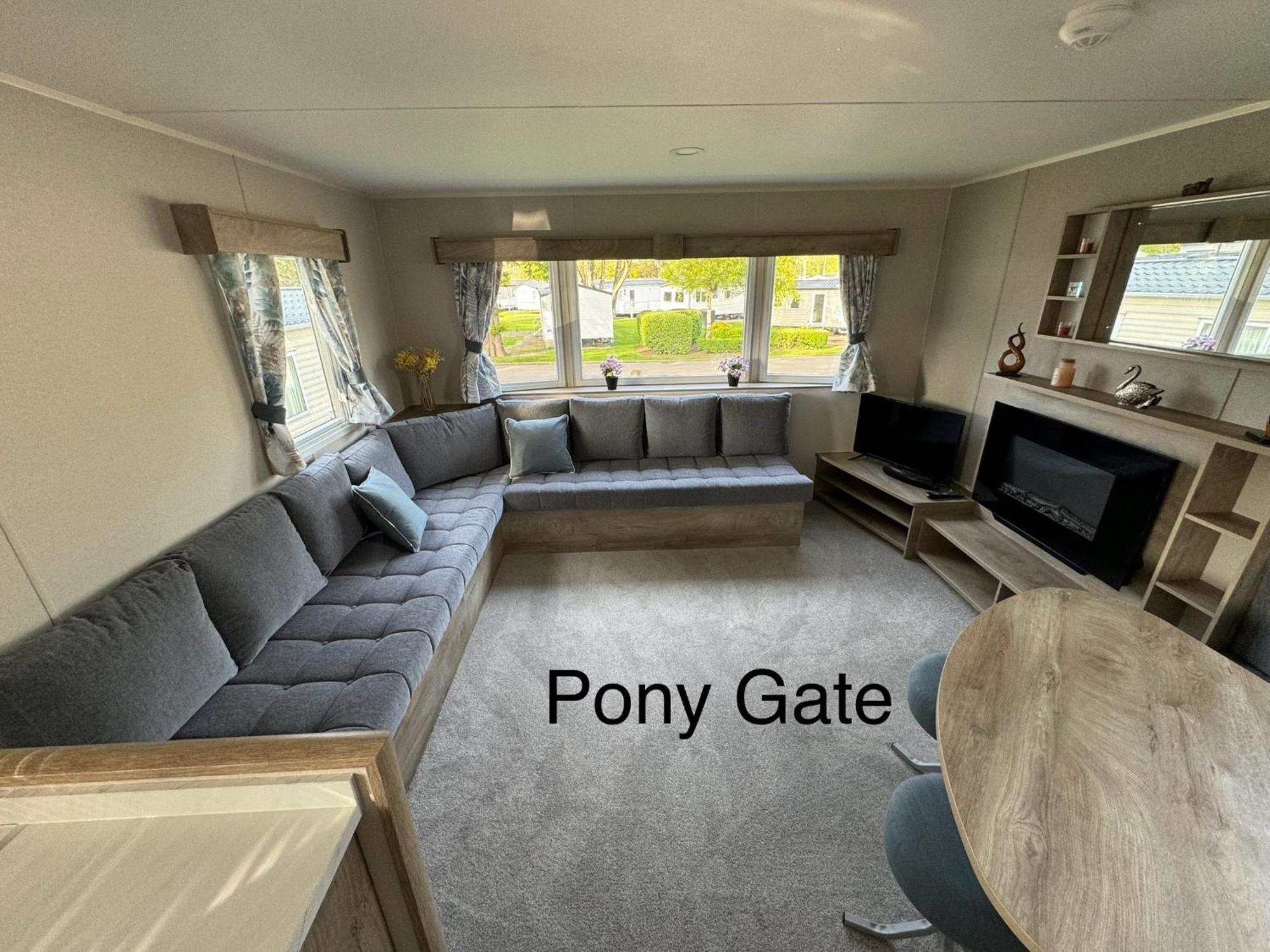 Pony Gate Caravan On Haggerstone Castle West Lawn Berwick Upon Tweed Exterior photo